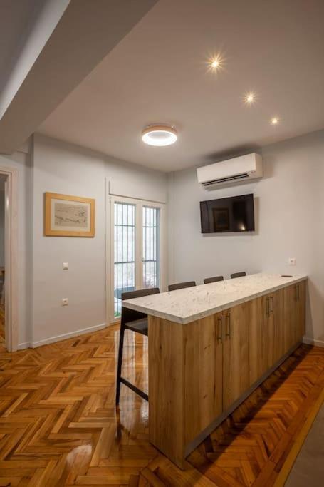 Karolou Ntil- Ground Floor Suite Tesalonika Bagian luar foto