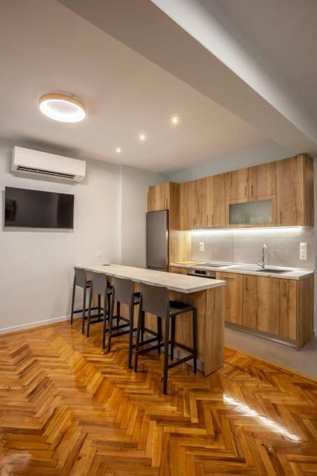 Karolou Ntil- Ground Floor Suite Tesalonika Bagian luar foto