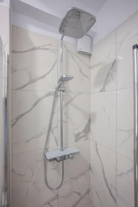 Karolou Ntil- Ground Floor Suite Tesalonika Bagian luar foto