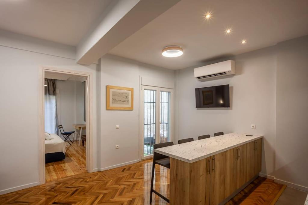 Karolou Ntil- Ground Floor Suite Tesalonika Bagian luar foto